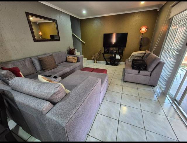 3 BEDROOM TOWNHOUSE FOR SALE IN GLENVISTA